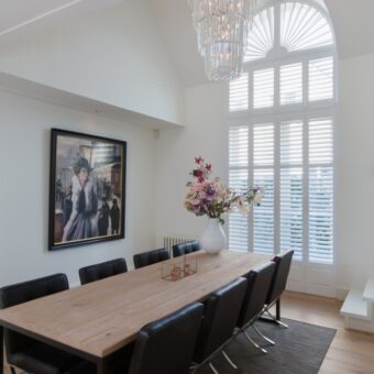 Toograam met witte shutters