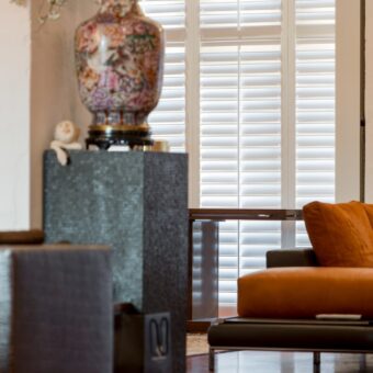 Witte shutters in klassieke woonstijl