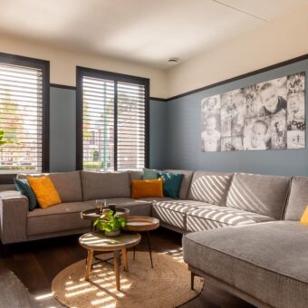 Kleurrijke woonstijl met shutters