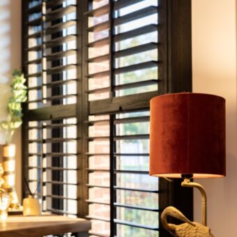 Klassiek interieur met zwarte shutters