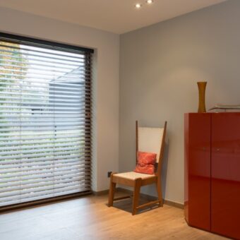 Beitskleur jaloezieën in natuurlijk warm interieur