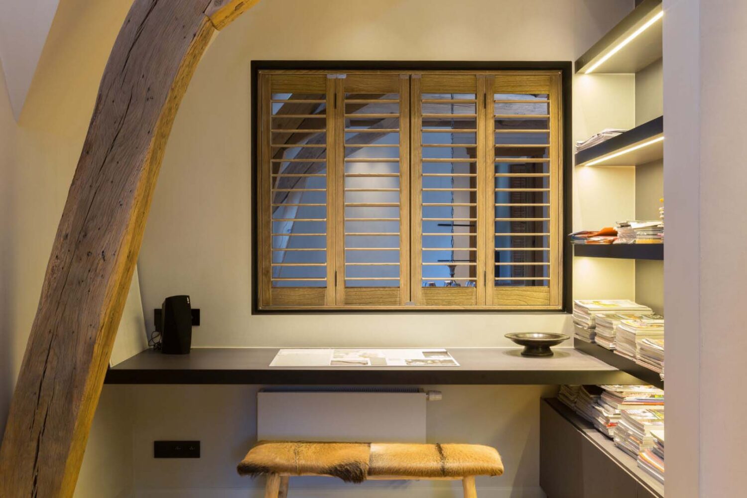 Beitskleur shutters als raamdecoratie in kantoor