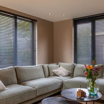 Natuurlijk warm woonstijl met jaloezieën