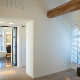 Stijlvolle hal en badkamer in Basic Natural