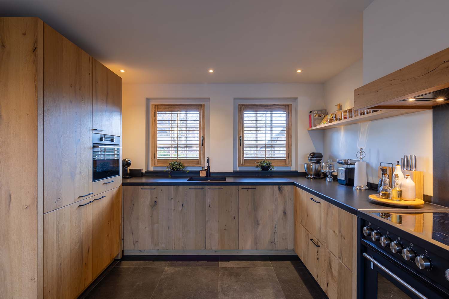 Shutters op draaikiepramen in de keuken