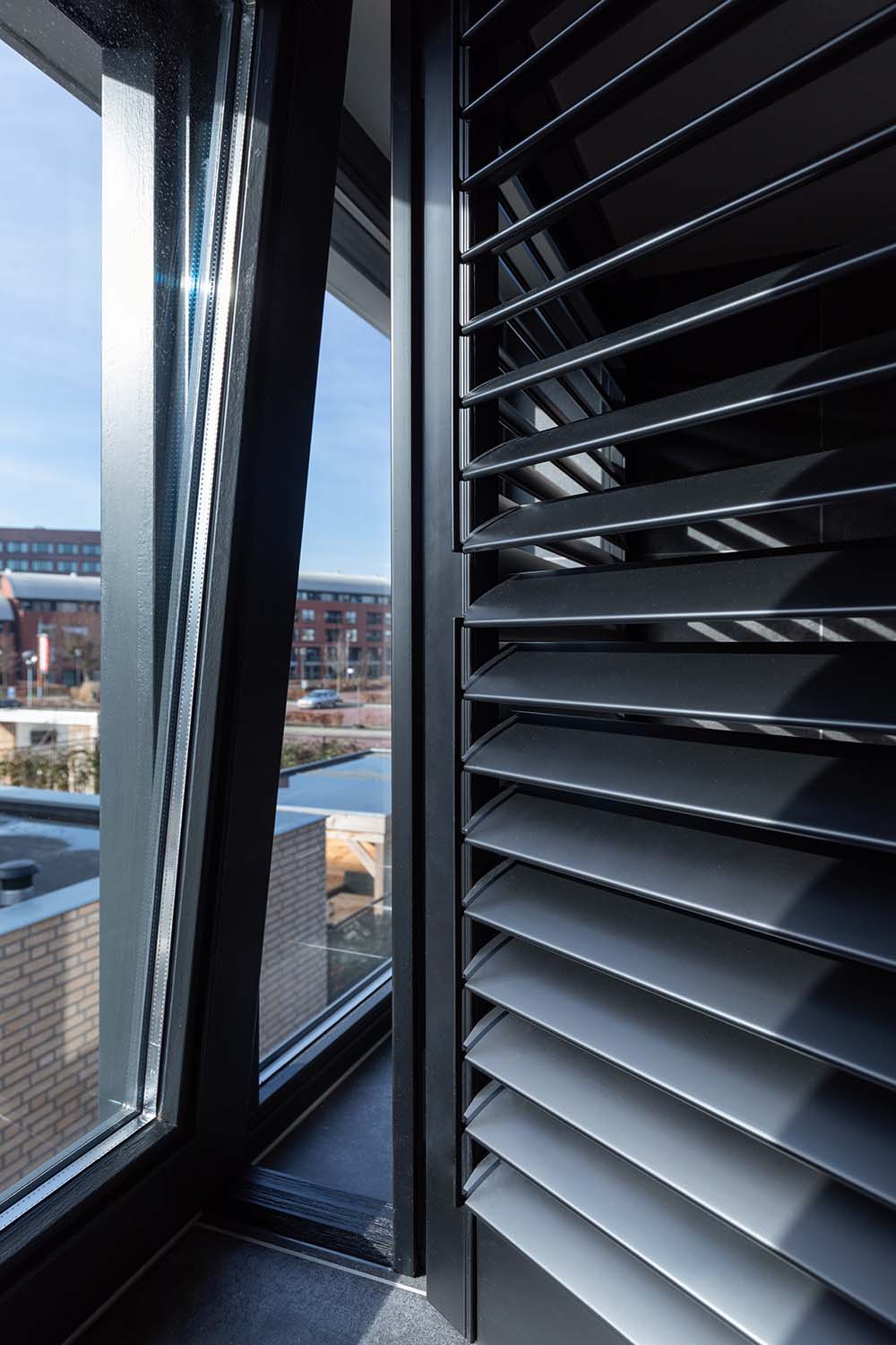 draaikiepraam geopend achter shutters raamdecoratie