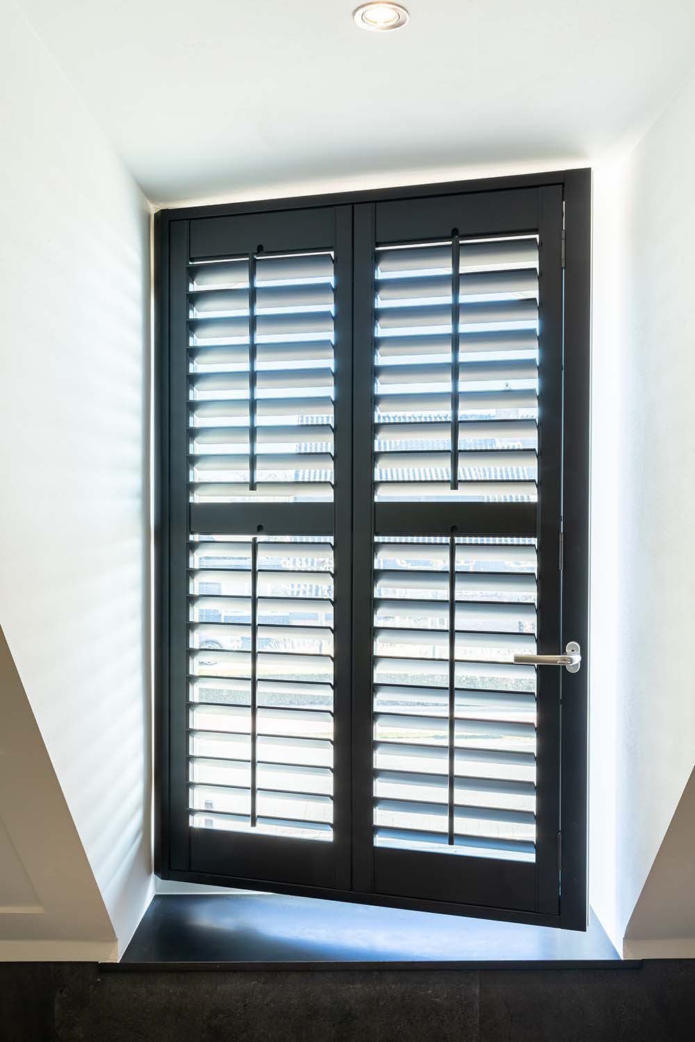 shutters op een draaikiepraam in de badkamer