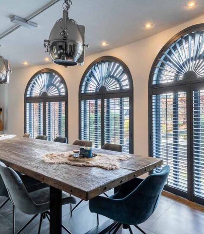 Toograam met zwarte shutters