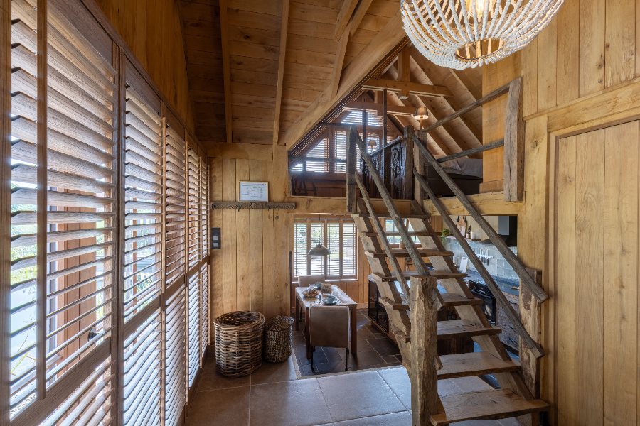 Houten shutters in hal B&B