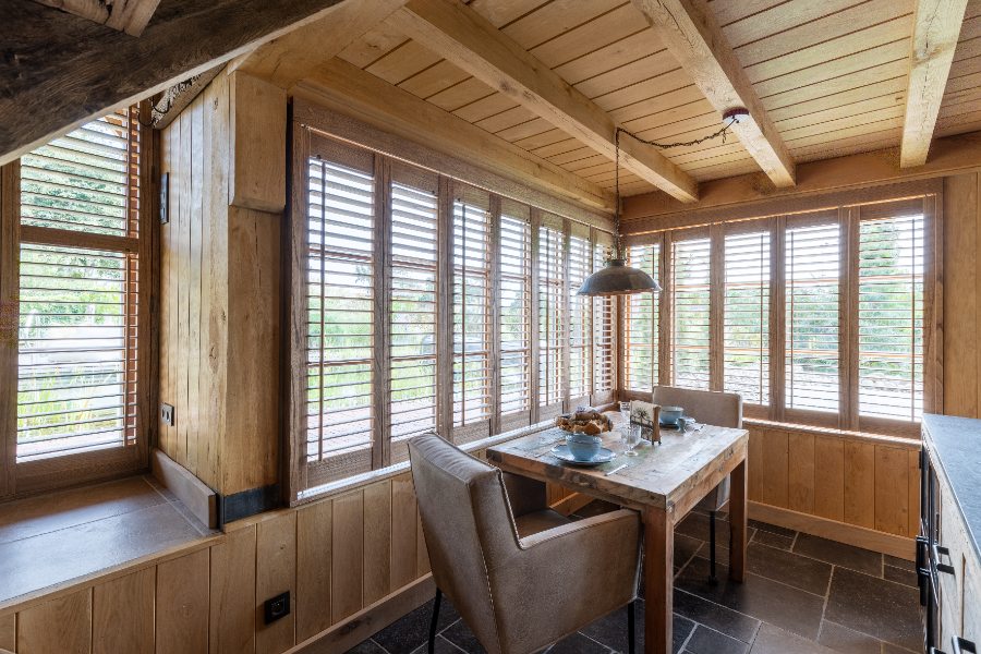 Houten shutters in keuken van de cottage