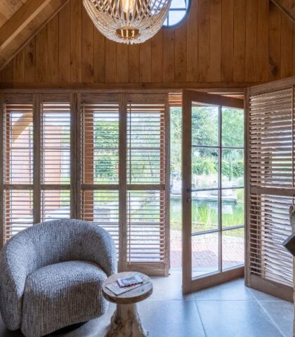 Houten open shutters bij deur