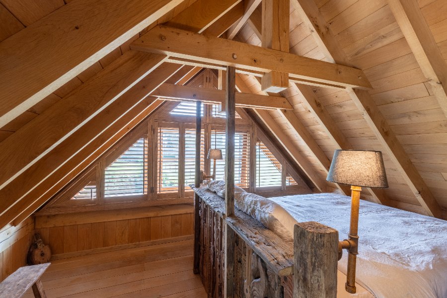 Open shutters in slaapkamer B&B