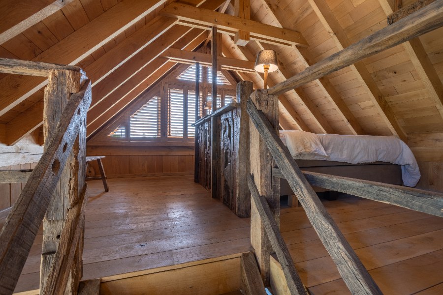 Trap naar zolderkamer met bedden