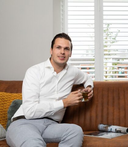 Stijlvolle raambekleding achter bank