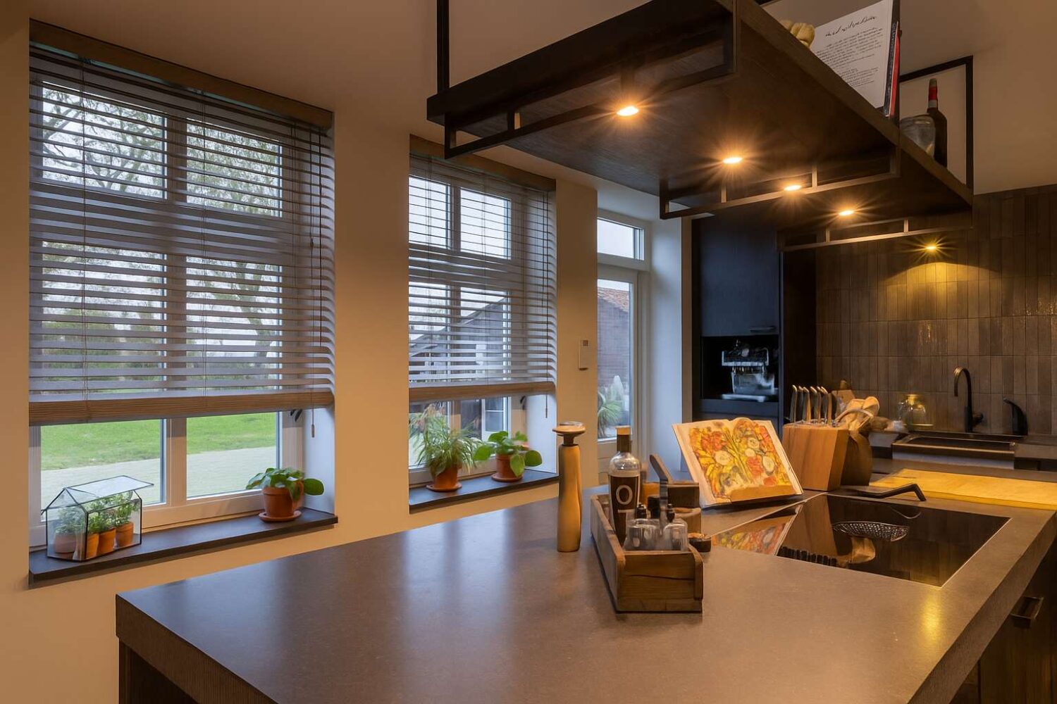 Taupe jaloezieën in keuken