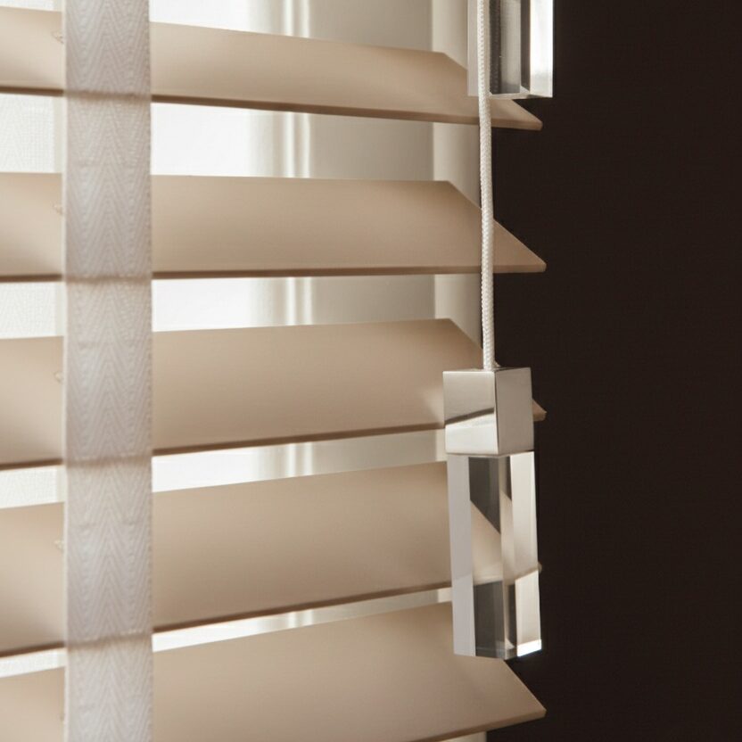 Lichte jaloezieën met de kleur taupe