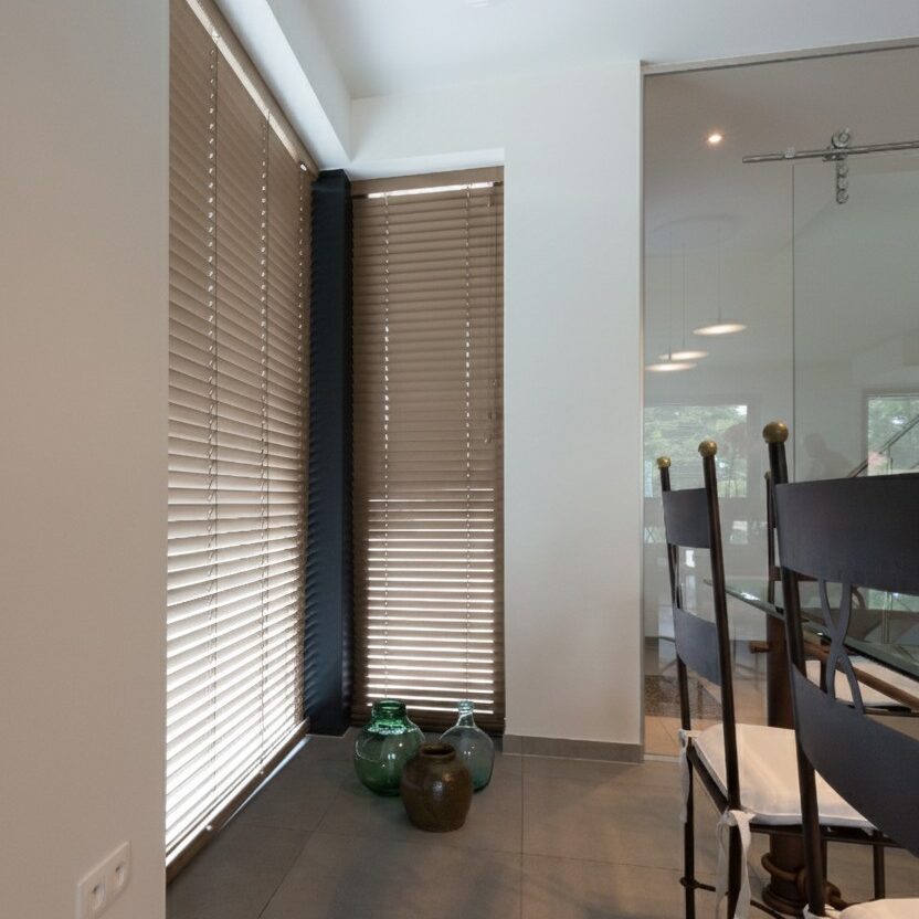 Woonkamer met taupe raambekleding