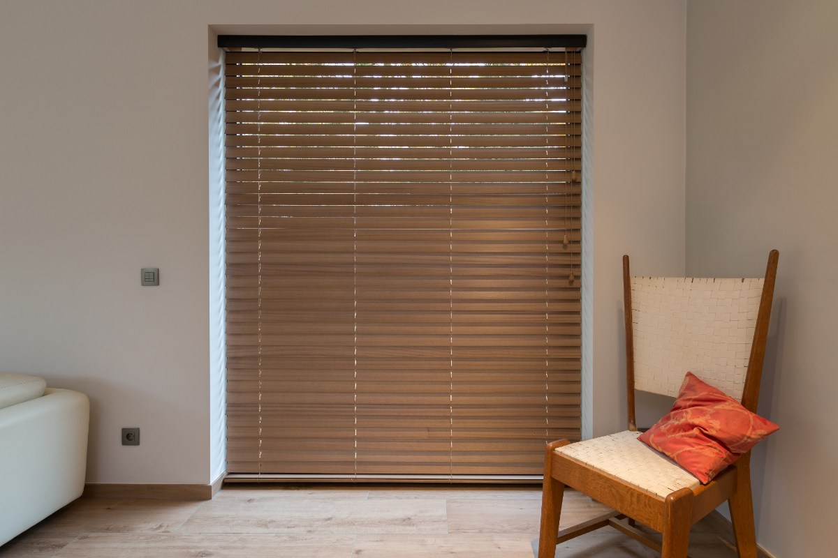 Groot recht raam met jaloezieën bruine kleur