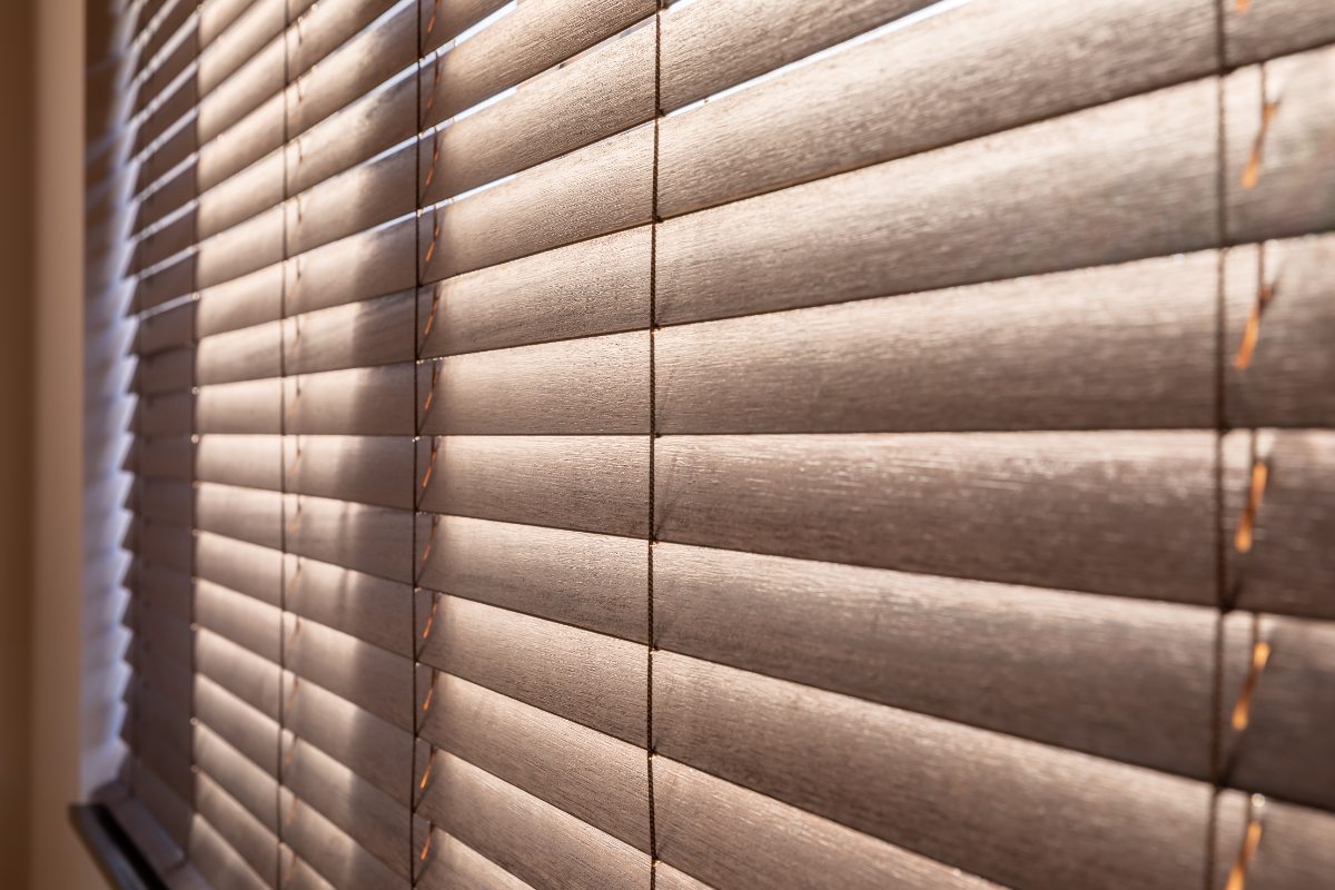 Close foto van donkerbruine jaloezie