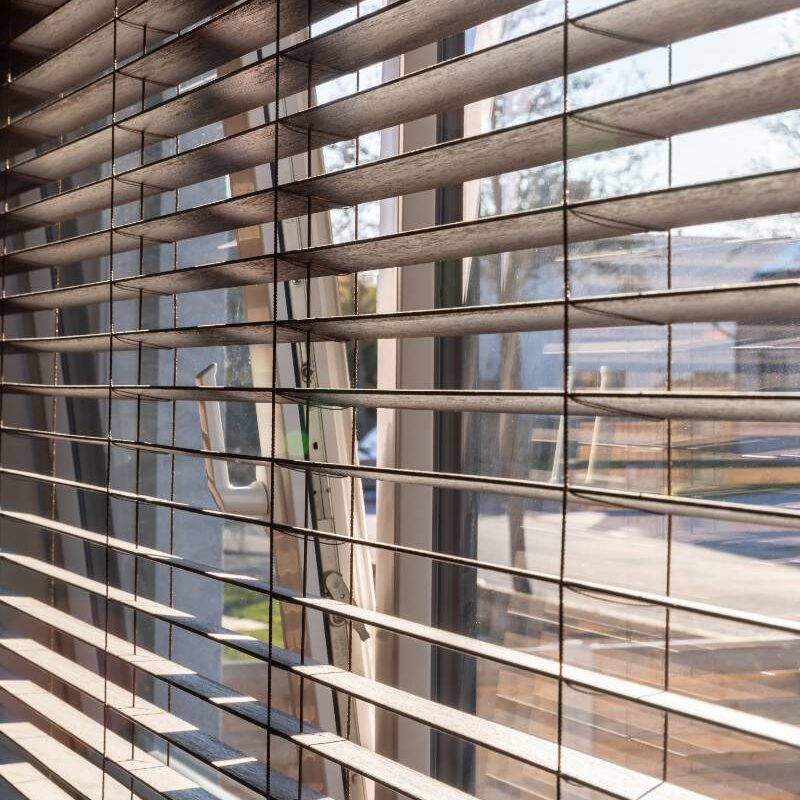 Bruine jaloezieën in de zon