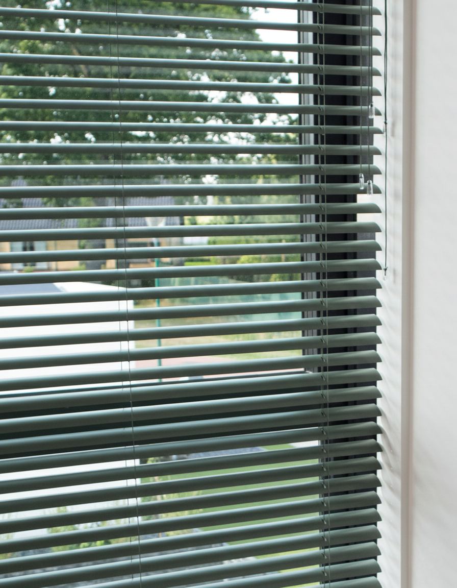 Groene blinds voor raam