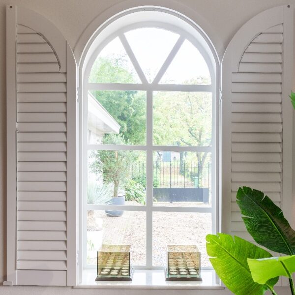 Opengeklapte luiken met shutters