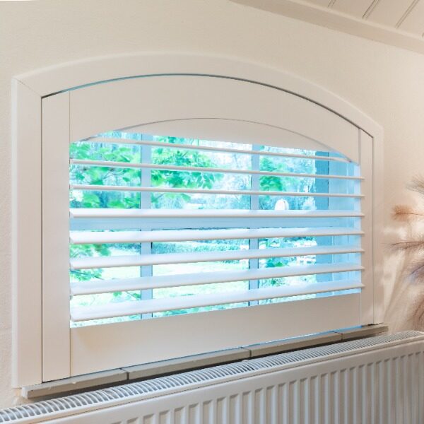 Klein stalraampje met halve boog