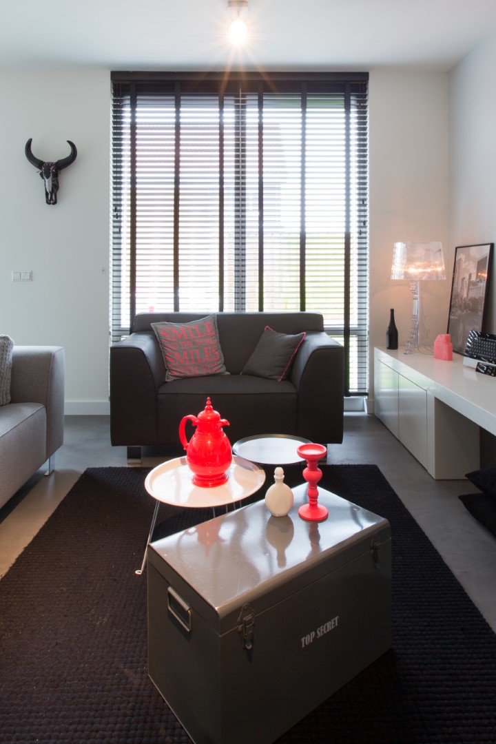 Jaloezieën als raamdecoratie in een tijdloos interieur