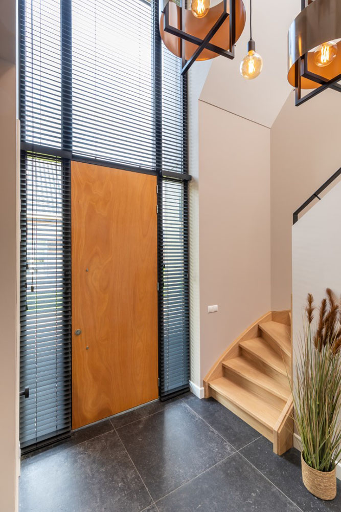 Houten jaloezieën in de hal van een tijdloos interieur