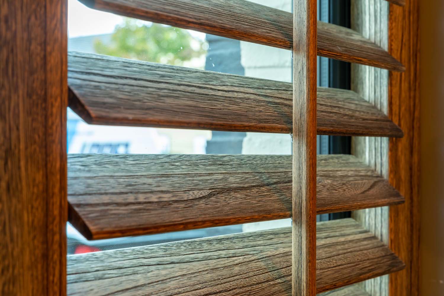 Houten shutters gebeitst voor een ambachtelijk interieur