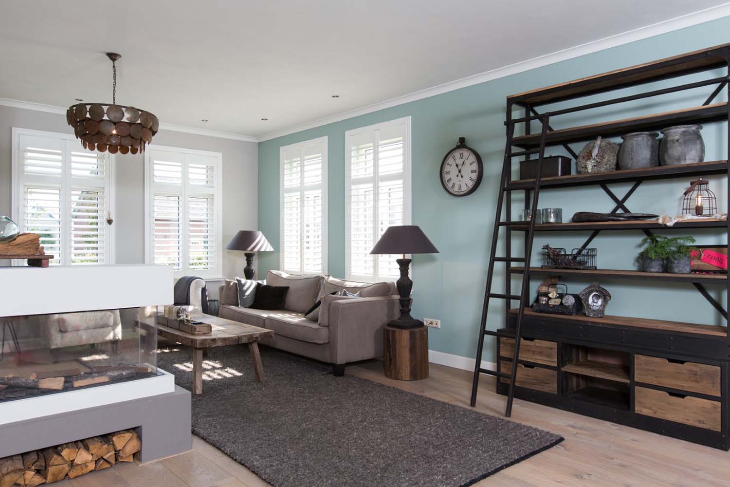 Witte houten shutters in stijlvolle duurzame woonkamer
