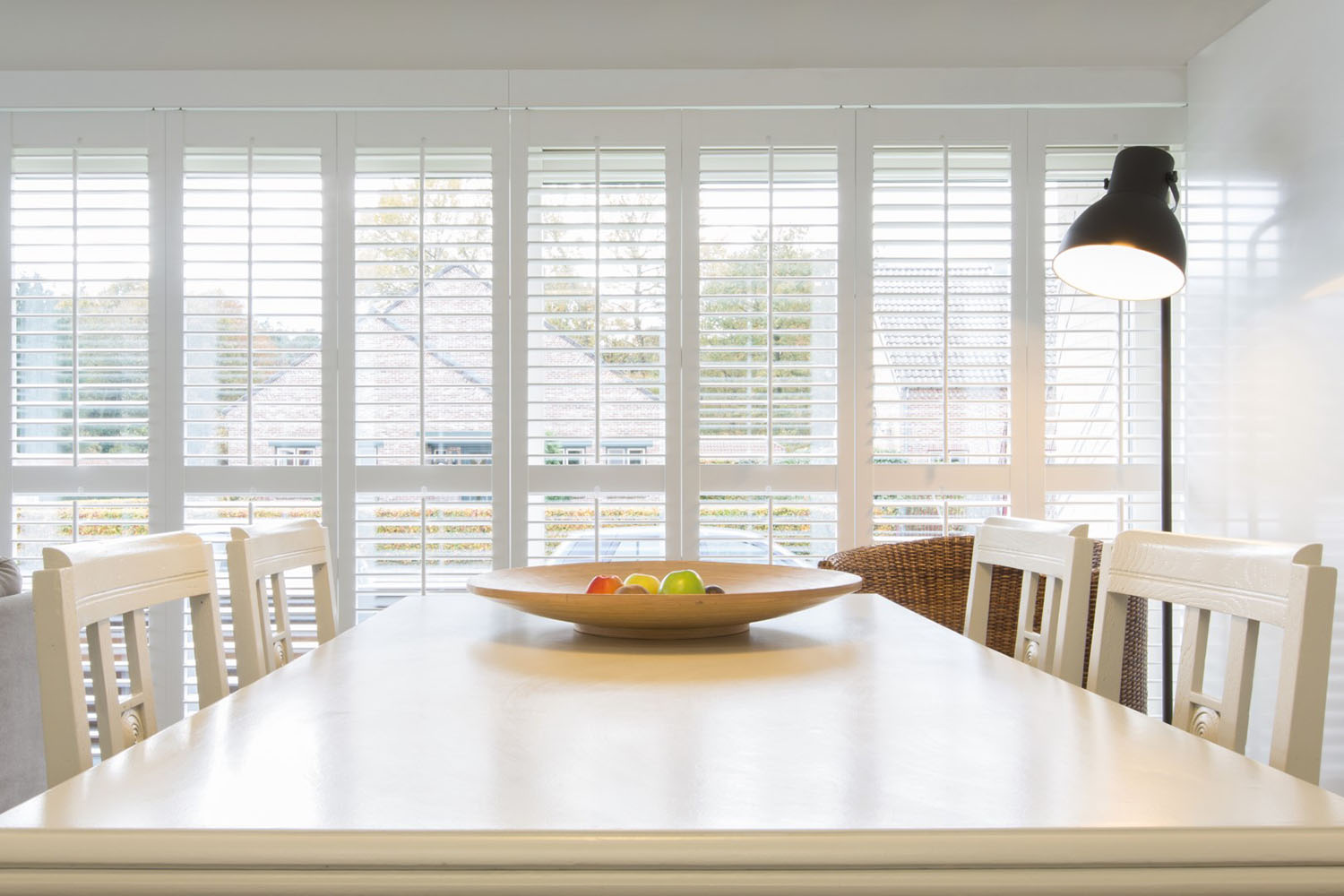 Witte shutters in de eetkamer