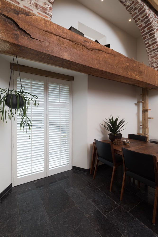 Raamdecoratie in een tijdloos interieur