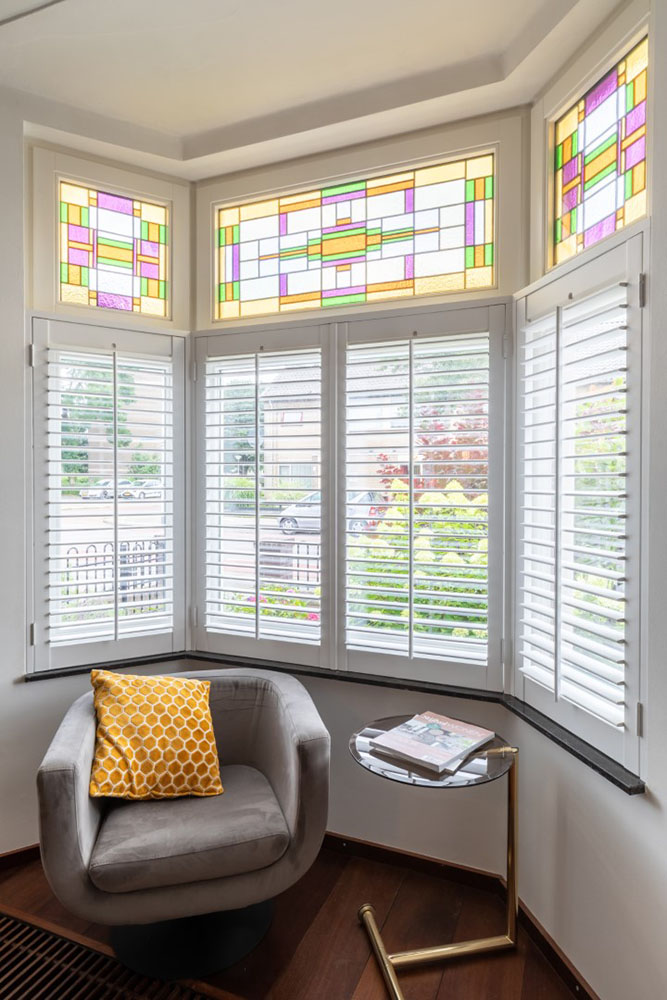 Shutters als raamdecoratie van een tijdloos interieur