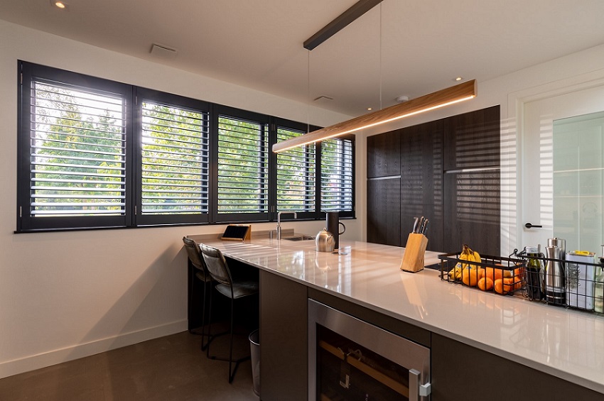 Stijlvolle houten shutters in een modern interieur