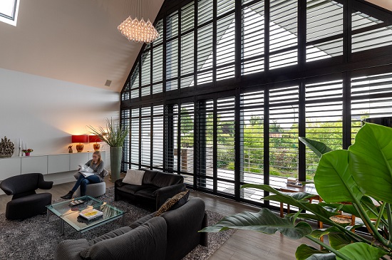 Art deco interieur met zwarte Van Eyck shutters