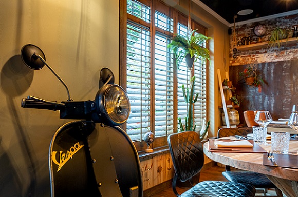 Bohemian interieur met houten shutters in sfeervolle warme houttint Van Eyck shutters
