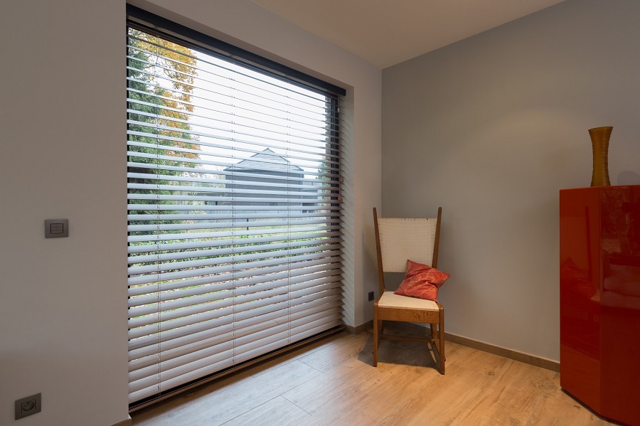 Houten blinds combinatie met vintage artikelen kringloop