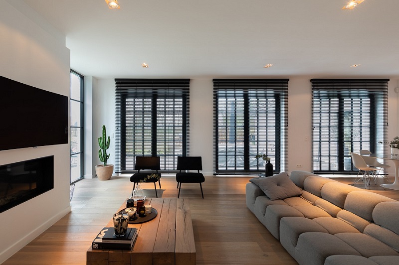 Houten blinds zwarte jaloezieën modern interieur