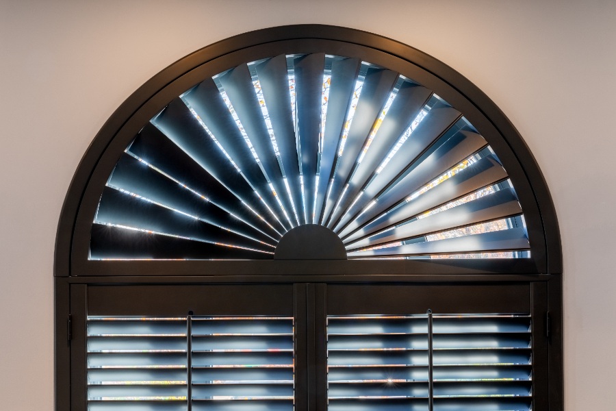 Stijlvolle zwarte shutters in halfrond raam