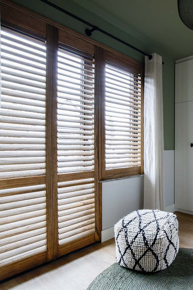 Beitskleur op maat gemaakte shutters als raamdecoratie in de kinderkamer