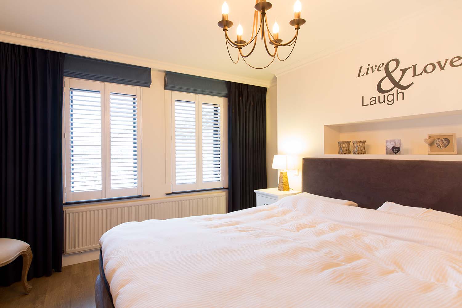 Shutters in klassieke slaapkamer