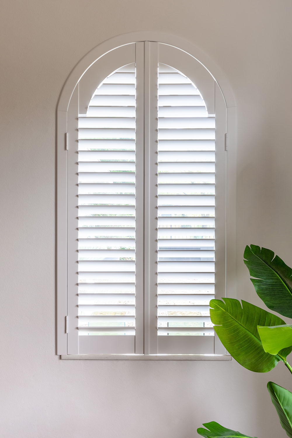 Witte shutters in speciale vorm