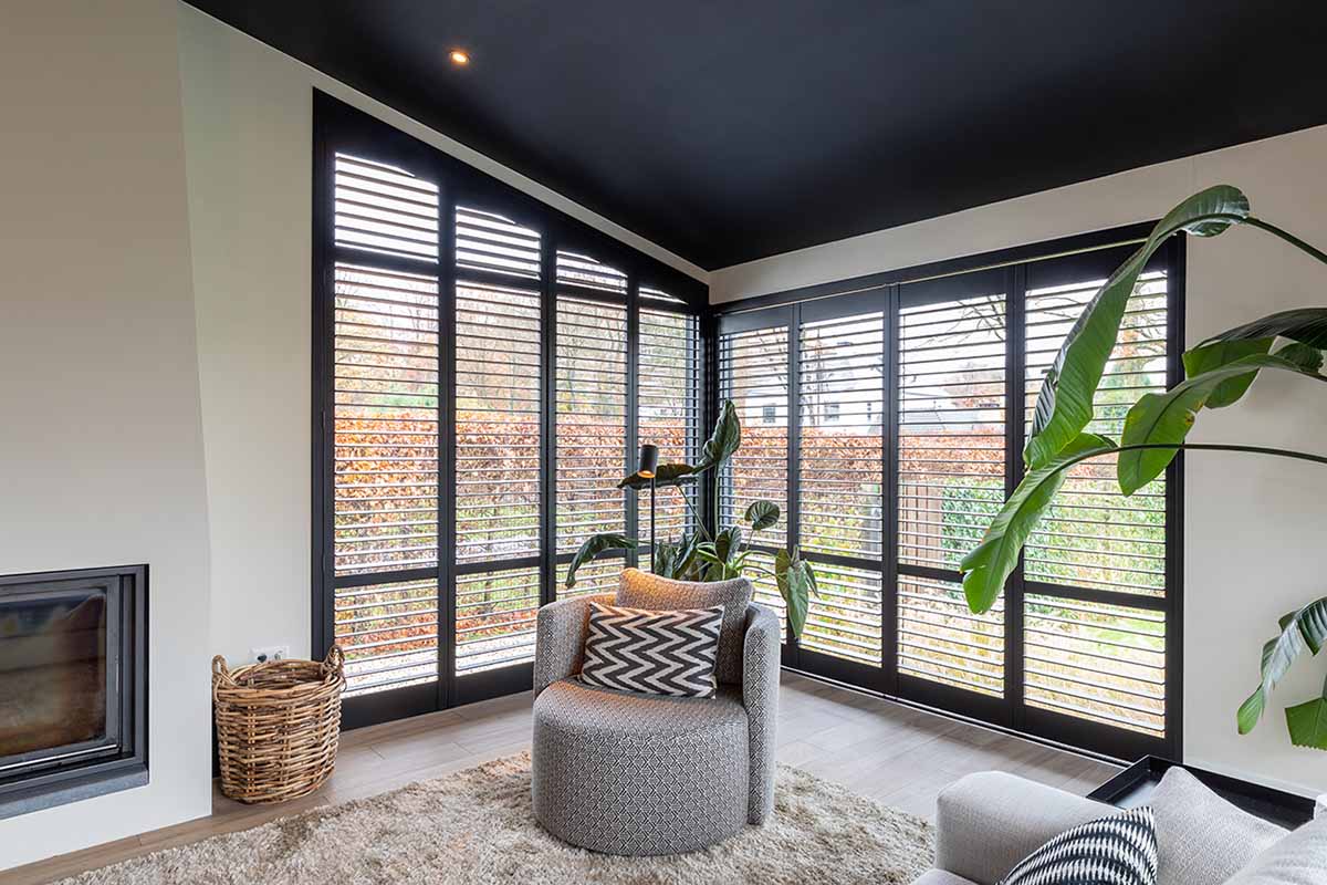 Shutters als elegante toevoeging aan de woonkamer in bijzondere raamvorm