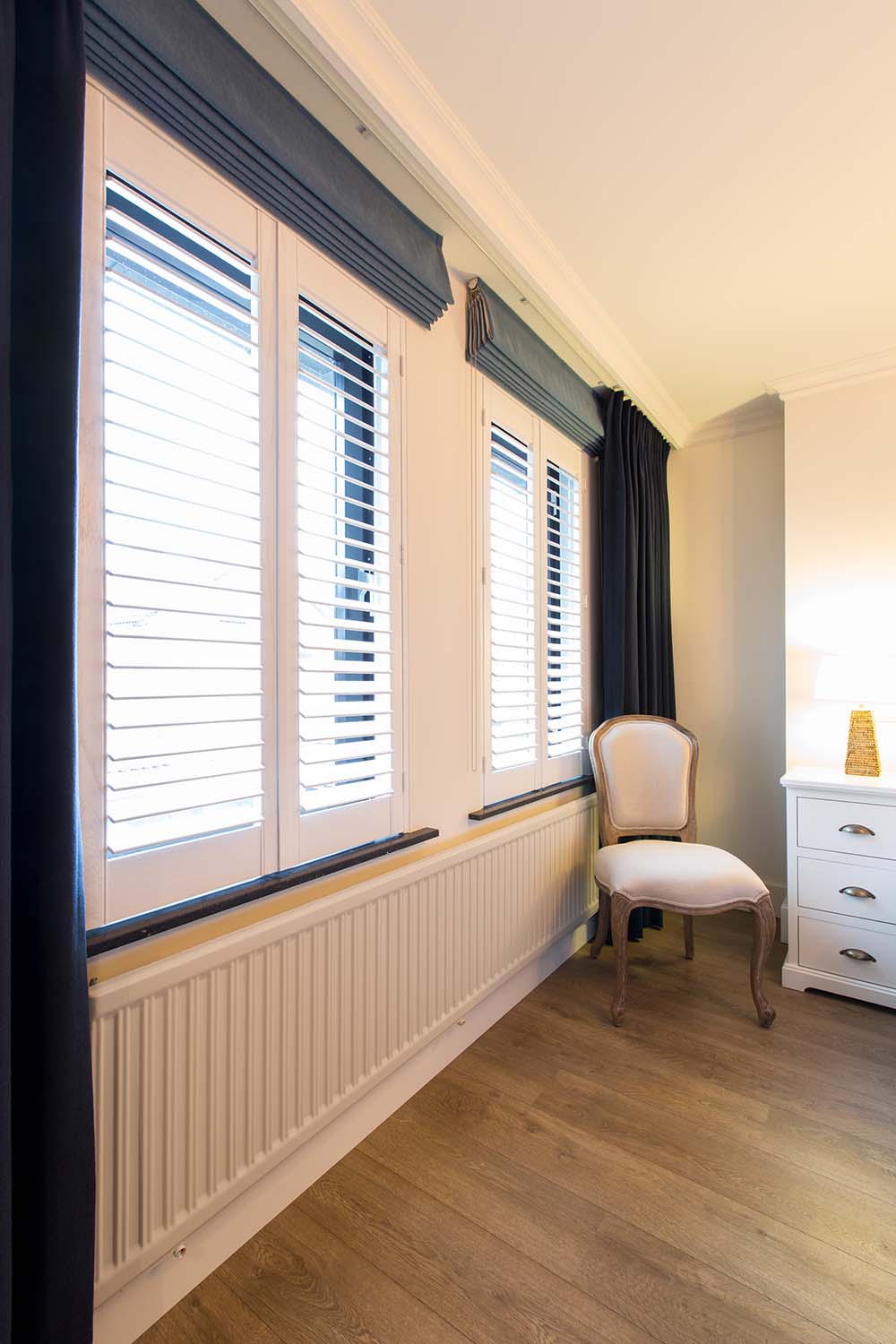 Witte shutters in slaapkamer