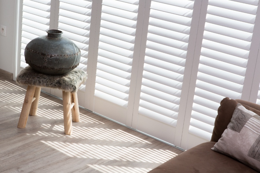 Witte shutters als raambekleding