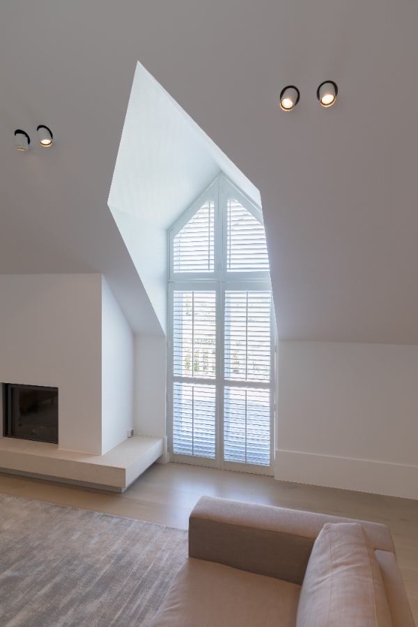 Witte shutters in hoog driehoekraam
