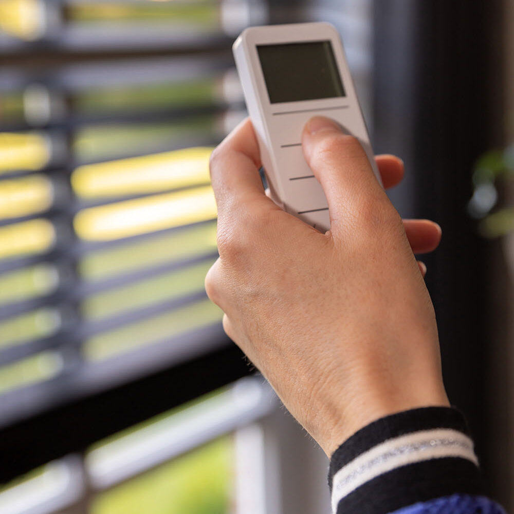Bediening van elektrische jaloezieën met een afstandsbediening
