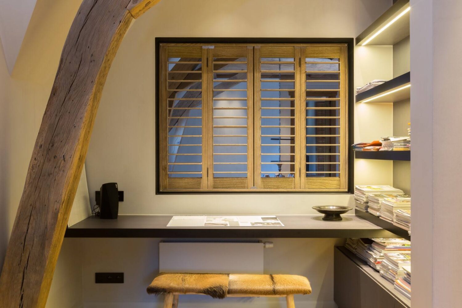 Werkruimte met beitskleur shutters
