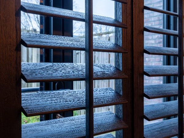 Houten zwarte shutters met houtnerf